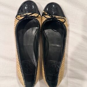 TORY BURCH Catherine Raffia Black Cap Toe Patent Leather Ballet Flats Sz 7 Shoes